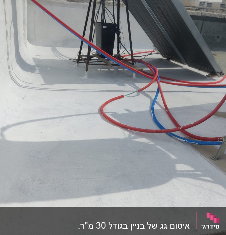 גג אטום עם צינורות צבעוניים ומתקן מתכת
